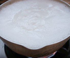 吹きこぼれそうになったら水を入れる